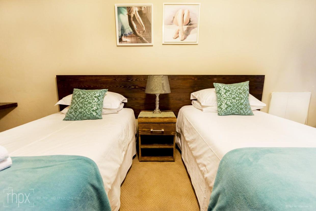 Or Tambo Guest House Kempton Park Exterior photo