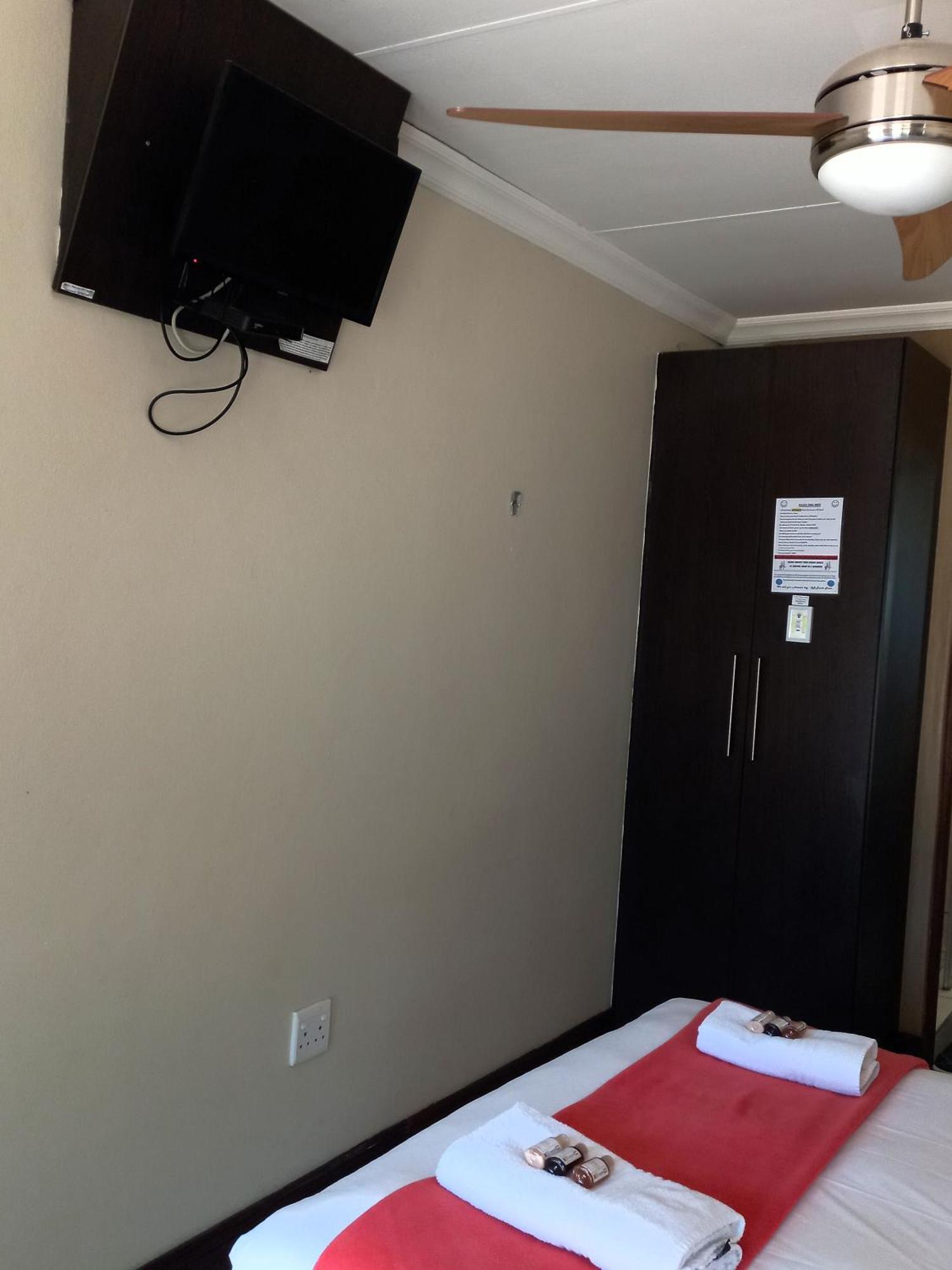 Or Tambo Guest House Kempton Park Exterior photo
